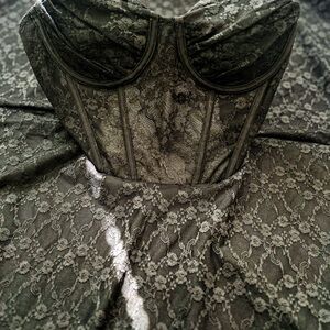 Elegant Lace Bustier in Black